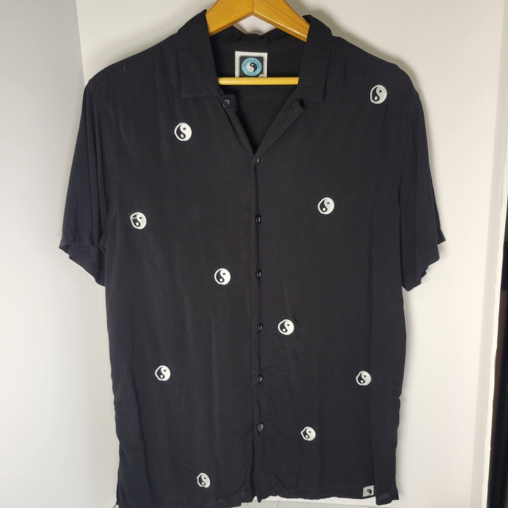 T&C Surf Designs Hawaii Mens Medium Black Yin Yang Embroidered Rayon Shirt